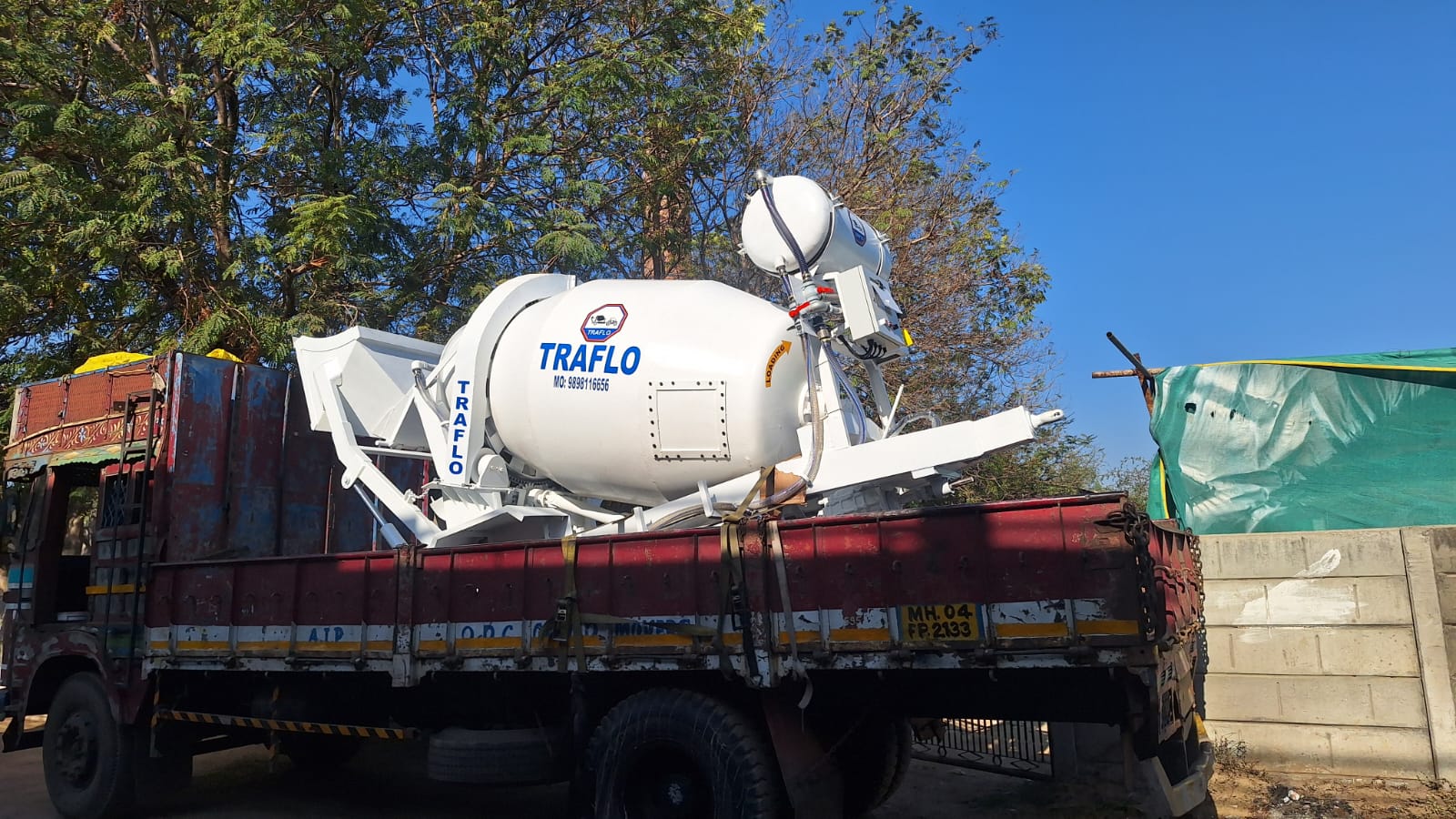 TRAFLO self-loading mixer close-up